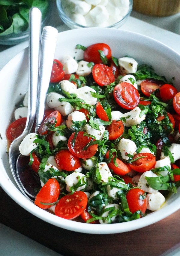 How To Make Easy Caprese Salad with spinach