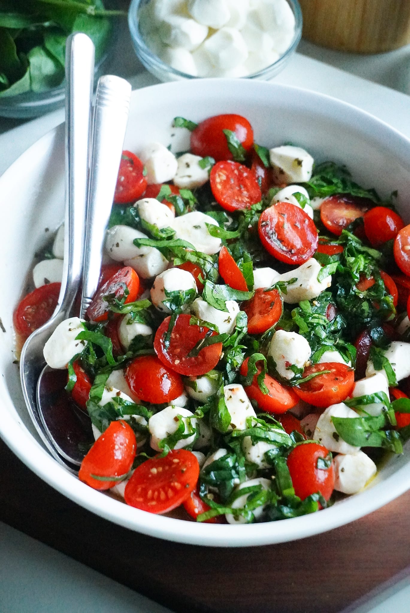 How To Make Easy Caprese Salad with spinach