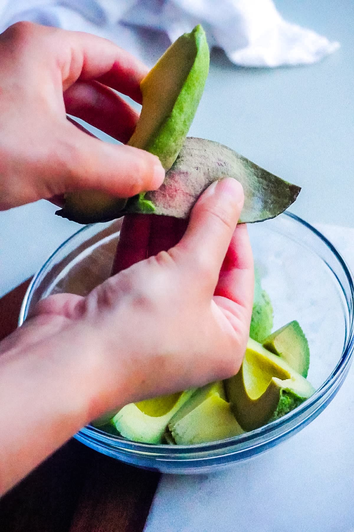 A picture showing how to cut and peel and avocado.