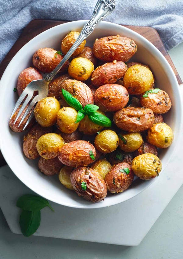 roasted-potatoes-with-garlic-and-basil
